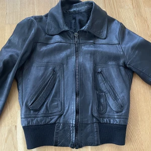 Skinnjacka - Skinnjacka köpt second hand som är snyggt sliten och lite igenlappad! Sitter figurnära på mig som är storlek S❤️