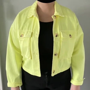 Jacka - Neon jacka från zara st M passar L med. Oanvänd
