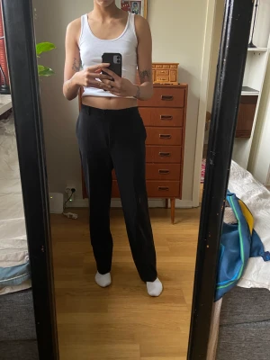 kostymbyxor  - svarta kostymbyxor i storlek 36! 