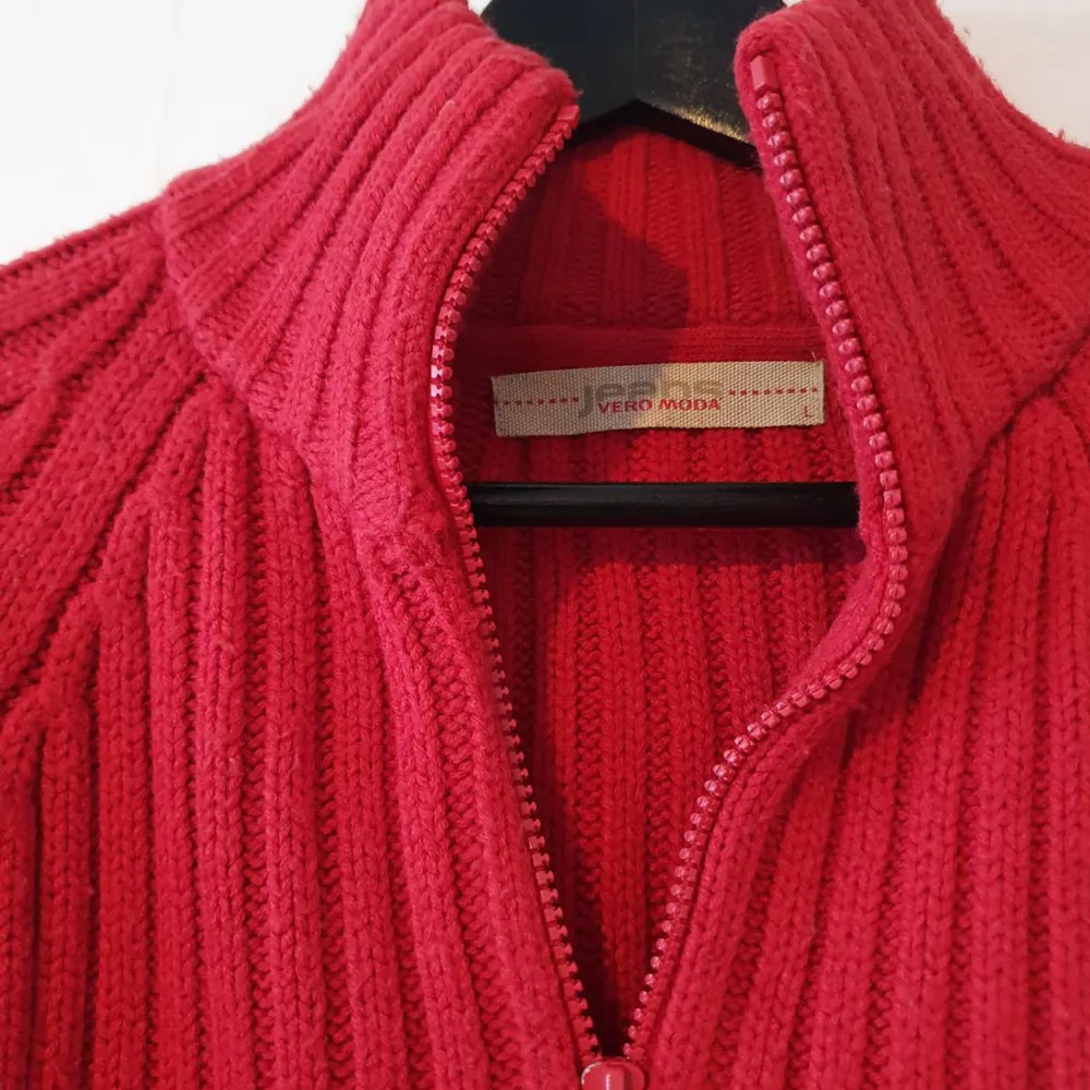 Stickad, röd tröja från Vero Moda med dragkedja. Storlek L. Stickat.