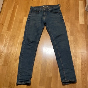 Zara Jeans  - Köpte dessa jeansen på Zara (Emporia Malmö) och vill  nu sälja dem för de inte passar mig längre. Skulle säga att de är slim fit. Tillståndet på de är 6.8/10. De ser inte riktigt nya ut men de har absolut inte hål osv. Vill bara bli av med dem drf lågt $