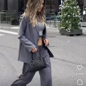 Kostym set  - Grått kostymsett från bianca ingrossos ”power suits” kollektion med gina tricot (har utgått ur sortiment). Använt endast en gång. Säljer hela settet för 700kr 