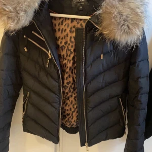 Hollister jacka  - Säljer nu min hollister jacka oanvänd 