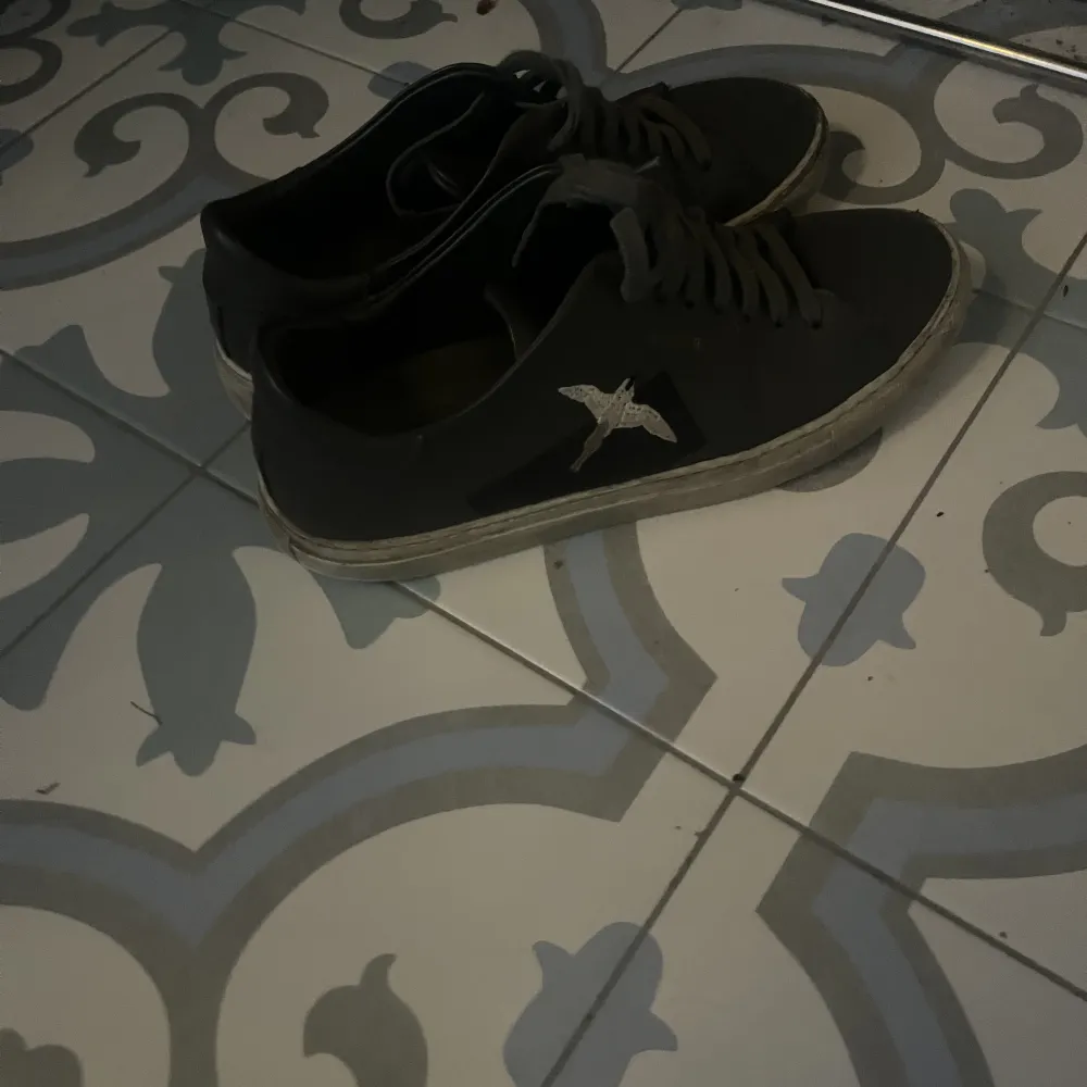 Feta arigato skor storlek 42 . Bra skick 8/10 säljer för 600 pris kan diskuteras. Sulan behöver tvättas. Skor.