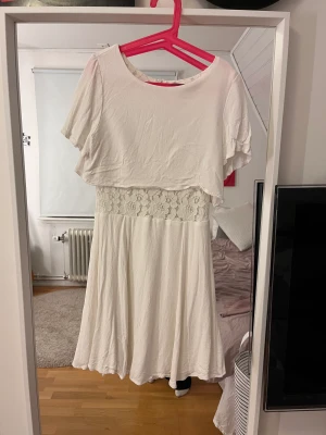 Vit klänning - Vit klänning från bikbok, storlek xs/s. 