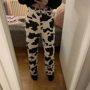 Ko-jeans - Säljer mina älskade ko-jeans! Säljer pga det är inte riktigt min stil längre. Stl xs, men sitter bra på mig som är S. Meddela gärna om du har några frågor💕🙌