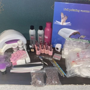 STORT nagelpaket med bl.a. elektrisk fil  - Säljer nu min stora samling för naglar med så fina grejer! Krom pulver, 3D dekorationer, glitter i mängder och ca hundra vattenklistermärken som inte går att köpa i Sverige!! U name it! Även nageldammsugare, elektrisk nagelfil och 2 UV lampor ingår💗