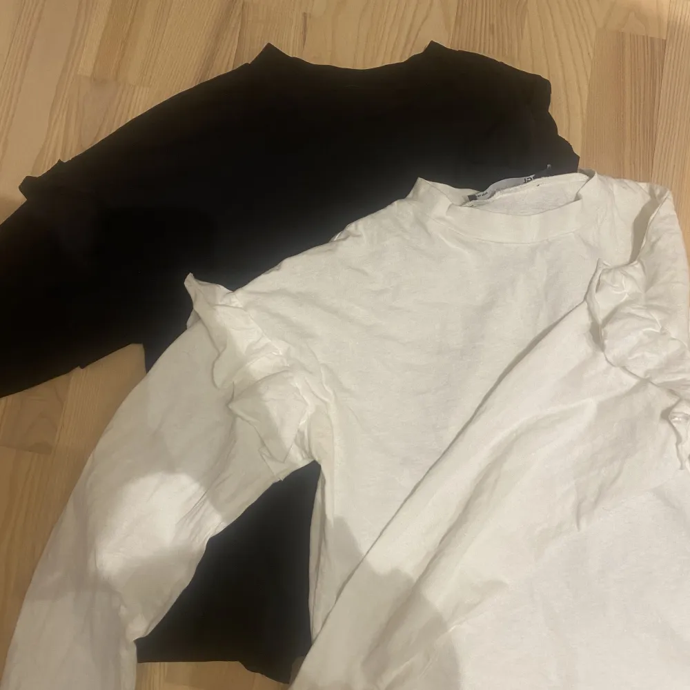 2 st tröjor från lager 157 med volanger på armarna (vit och svart). säljer båda för 80kr plus frakt och en för 50kr❤️. Toppar.