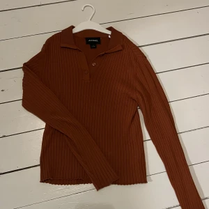 Monki - Brun/orange tröja med piké +frakt