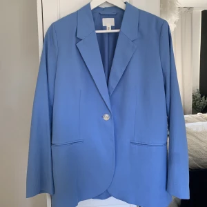 Kavaj/blazer - Jätte fin blå blazer från hm. Använd 1 gång därför som ny. Storlek S. Frakt tillkommer! 