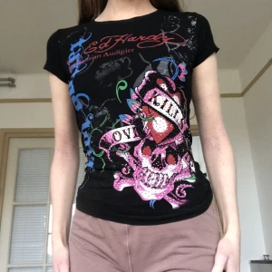 Ed hardy tisha - Ed Hardy T-shirt i jättebra skick 💕 Märkt storlek XL i barnstorlek, passar S eller M beroende på hur man vill att den ska sitta. Lite uppknuten baktill på bilden 💎 Fraktar endast🎀 Använd gärna köp nu-funktionen
