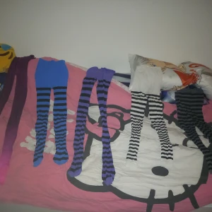 Strumpbyxor  - Fina strumpbyxor använda men inga hål eller slitningar vitrandiga och grårandiga sålda.