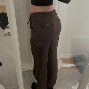 Linnebyxor - Bruna linnebyxor med fickor(100% linne). Säljer då jag rensar garderoben. Byxorna är från min mamma var yngre men är i väldigt bra skick.