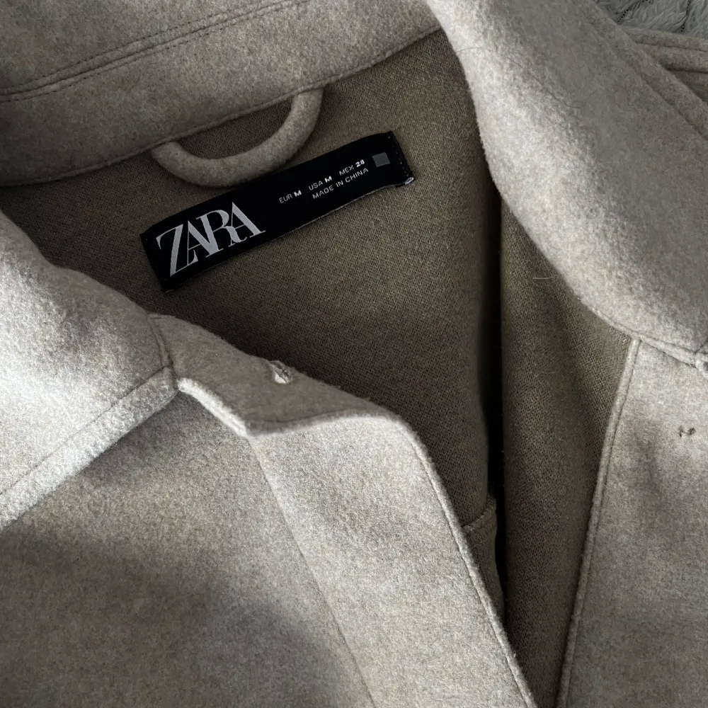 Säljer denna skjortjacka i beige färg, köpt på Zara. Storleken är M🤍. Jackor.