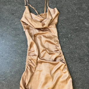 Klänning  - Klänning från Boohoo i storlek 32. Använt ett par gånger. För mer bilder eller information är det bara att höra av sig 😊