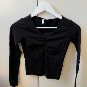 Tröja - Tröja från H&M i storlek S.  För mer bilder eller information så är det bara att höra av sig 😊