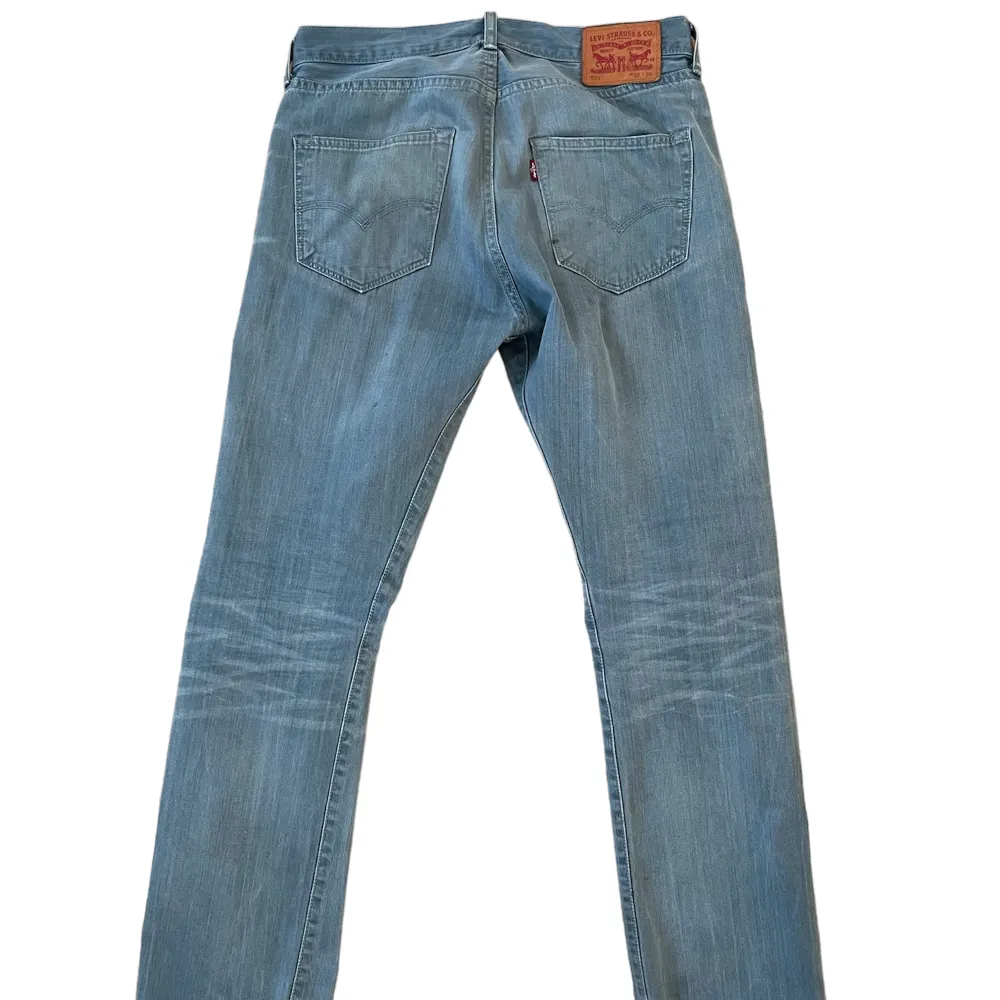 Gråa 501 från Levis i storlek 32 34. Utmärkt skick. Jeans & Byxor.