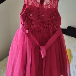 Klänning - Det är ny använd en gång bara. Det passar för 4och 5 år