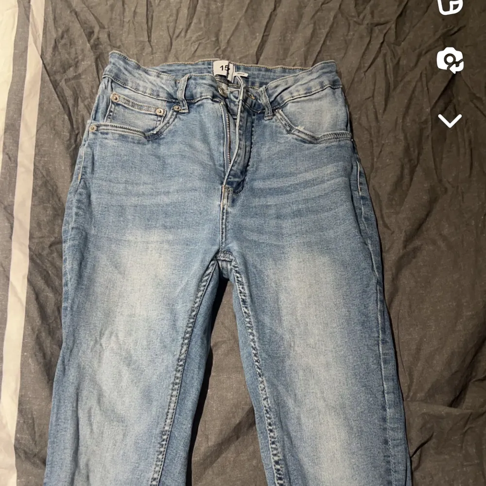 Två fina jeans som knappt är använda!  Båda två köpta på lager 157, original pris 200kr.  Storlek M i båda, väldigt stretchiga i materialet Hör av er för fler bilder. Jeans & Byxor.
