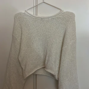 Långärmad luftig tröja - Luftigt ”stickad” tröja i väldigt skönt material.