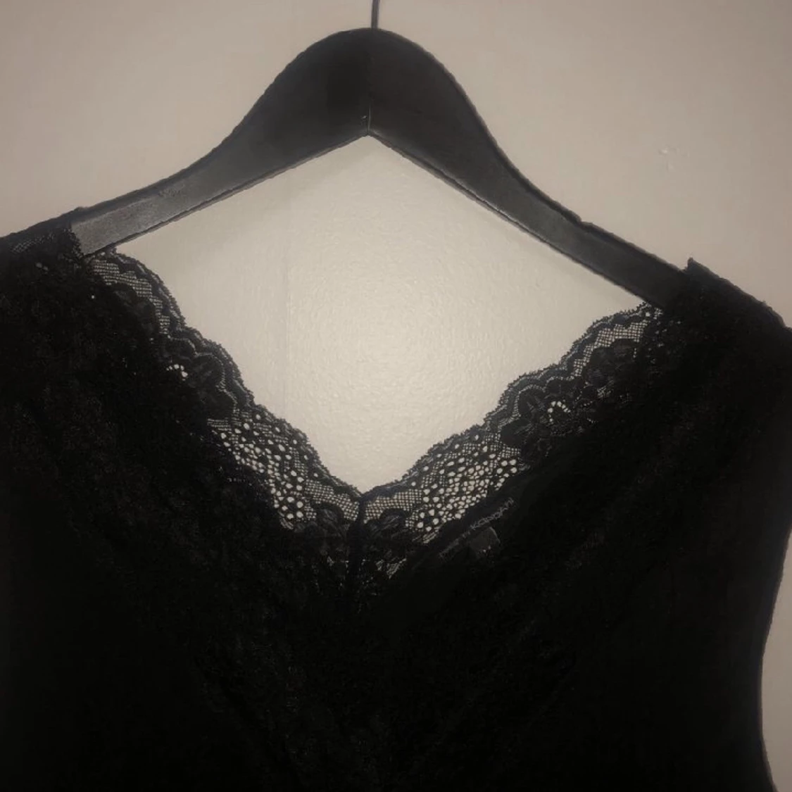 Svart linne med spets  - 90