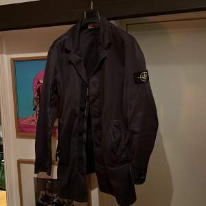 Stone Island rock i japansk syntet. Den är i gott skick med otrolig kvalitet. Vatten och vintavvisande.