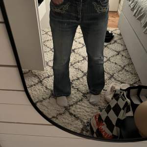 Såå fina jeans som tyvärr sitter lite stort på mig, midrise men kan justeras till lowrise beroende på hur man klär dem. Spårbar frakt: 69kr