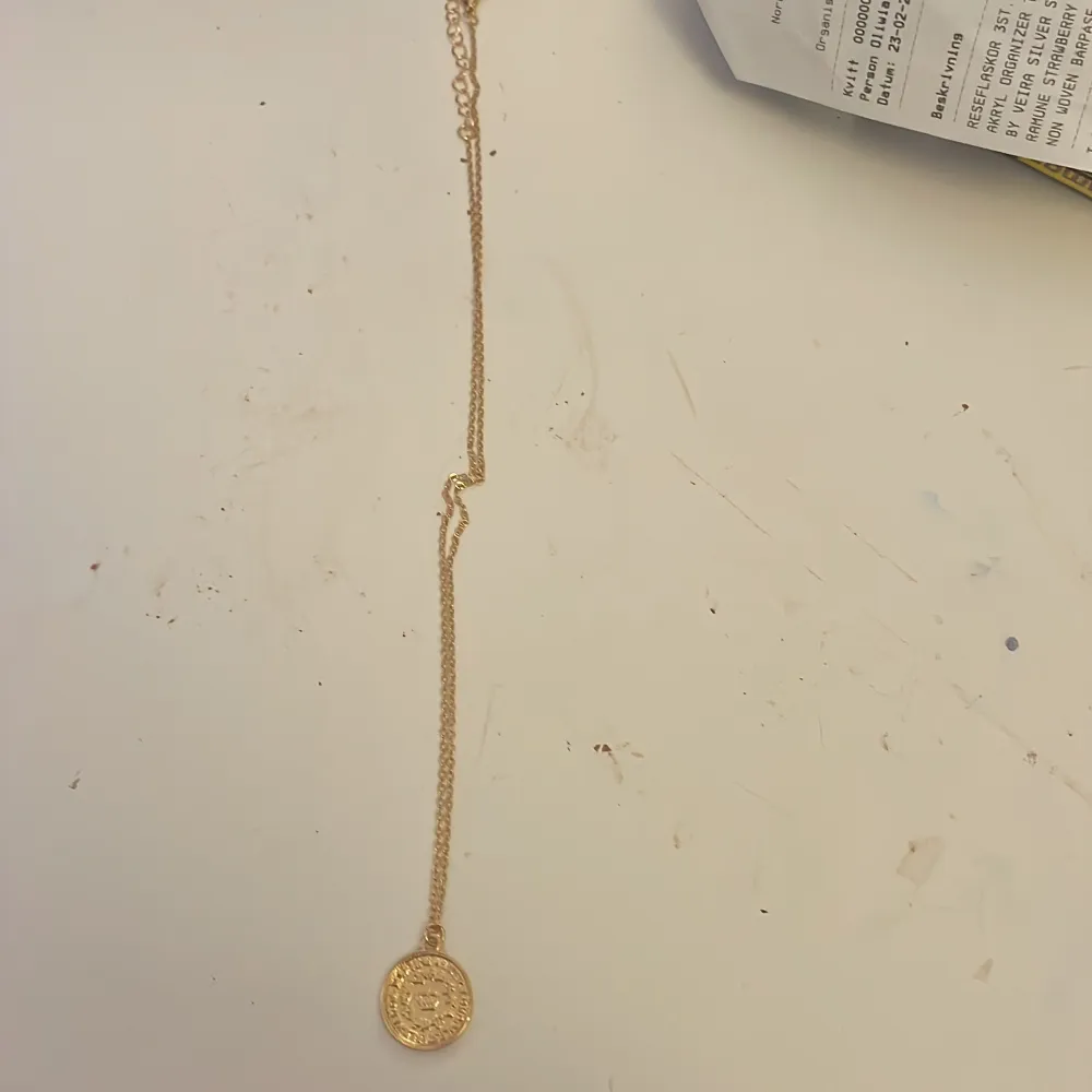 Ett lika dant halsband som inan fast större. Aldrig använt ❤️. Asusteet.