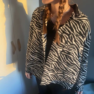 Jacka - Tunn jacka i zebramönster