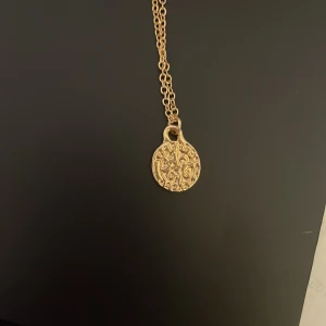 Snyggt halsband  - Ett jätte snyggt halsband med tillhörande större halsband. Aldrig använt 