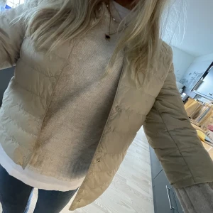 Vårjacka - Suuuuperfin beige jacka utan krage ifrån Uniqlo! Denna är ju perfekt nu till våren och så fräsch färg! Man kan även vika upp ärmarna så blir det som en kortärmad / trekvartsärmad herno jacka💕💕 köpt för 800kr i höstas❤️