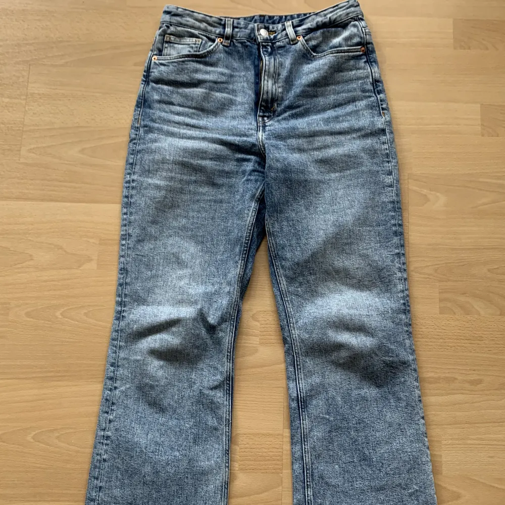 Jeans från monki Modell: blå jeans Kaori  Storlek 28. Jeans & Byxor.