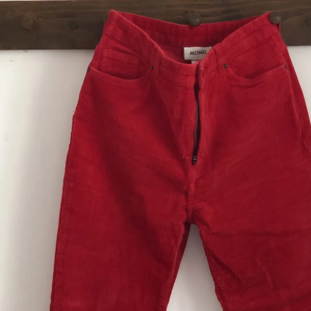 Manchesterbyxor från Monki. Sälja fortfarande på Monki men den röda färgen är slutsåld. Så bekväma och som nya. . Jeans & Byxor.