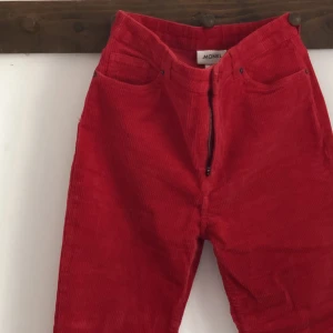 Manchesterbyxor  - Manchesterbyxor från Monki. Sälja fortfarande på Monki men den röda färgen är slutsåld. Så bekväma och som nya. 