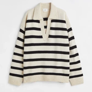 Randig Tröja - Stickad randig tröja från hm i storlek M, sitter lite oversized på mig som har S, aldrig använd , skriv privat för egna bilder