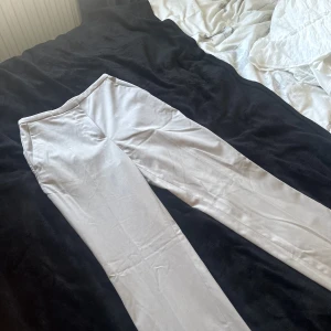 Beiga kostymbyxor - Kostymbyxor från H&M som aldrig blivit använda. Tyvärr för små för mig. Nypris ca 300kr✨