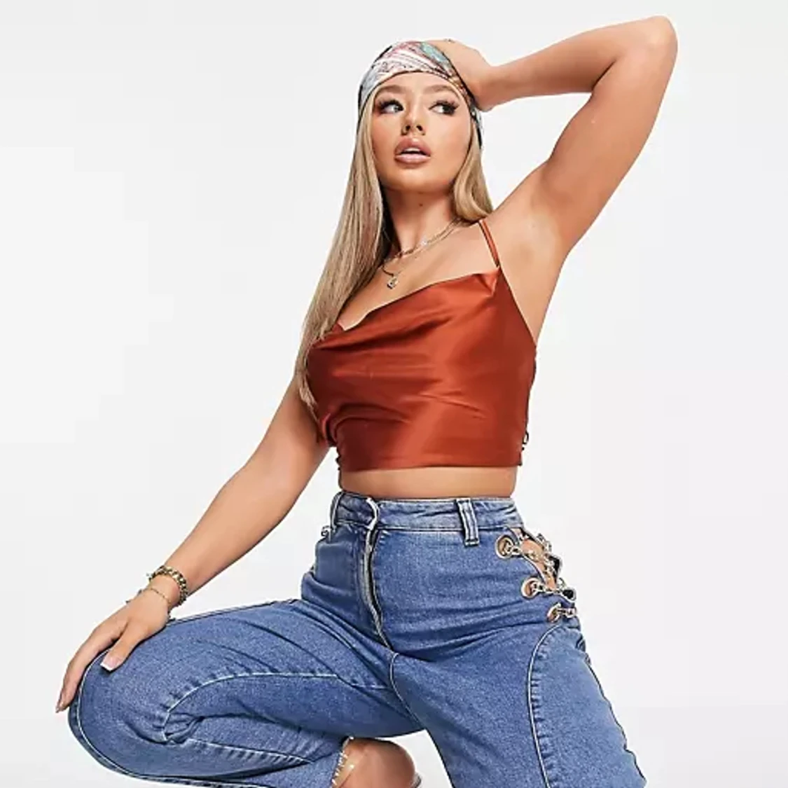 Draperad crop top med korsade band på ryggen