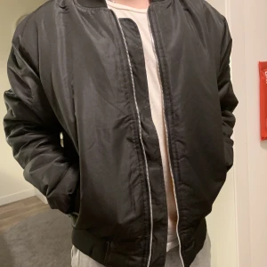 Bomberjacka - Svensk flagga på, fin vårjacka