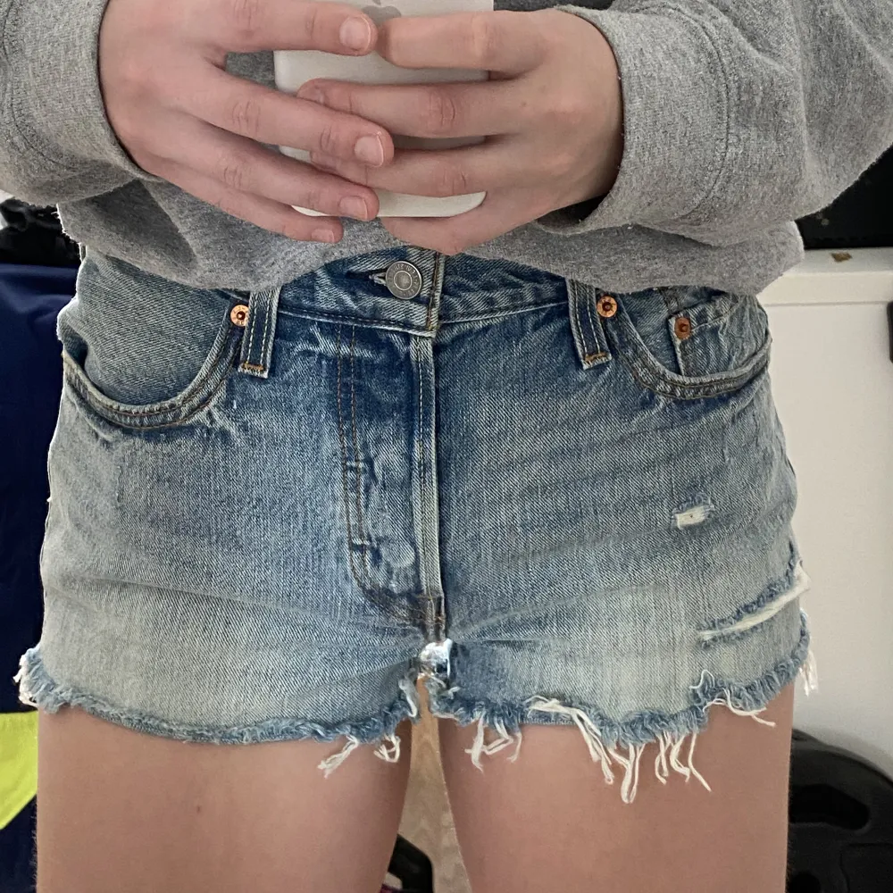 Levi’s jeansshorts 501 i storlek W27, aldrig använda! Som nya. I en fin blå tvätt med lätt slitningar.. Shorts.