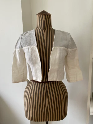 Fin bolero/kofta - Härlig kofta/bolero. Troligen i linne eller linnemix. Liten i storlek.