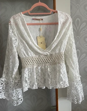 Nytt vitt blus - Nytt vitt med stretch i midjan storlek S/M