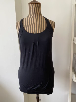 Snygg träningstopp från Lululemon - Snygg och skön träningstopp från Lululemon. Inbyggd bh.