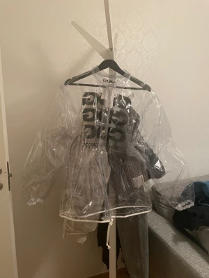 Transparent Csgo jacka  - Hej säljer denna unika ock snygga jacka från comme des garçons. Den är i storlek L och har aldrig använts 