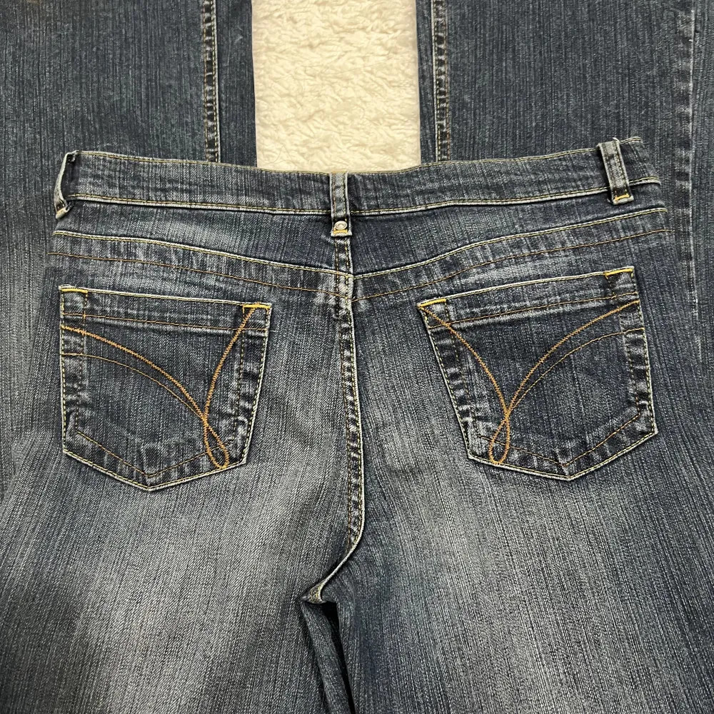 Lowrise o Bootcut jeans, i perfekt skick ❣️Midjan är 79cm och Innerbens är 76cm . Jeans & Byxor.