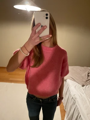 Stickad rosa tröja  - En jätte fin rosa stickad tröja från zara som är slutsåld på hemsidan. Endast använd en gång och inga fel på den. 💘