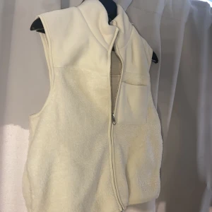 Teddy väst - Helt oanvänd Teddy väst från Nelly. Säljer pga att jag råkade köpa 2 stycken. 