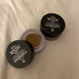 Brow pomade - Säljer två brow pomade från Ardell i färgen Medium brown. Båda är öppnade och använda lite av, annars funkar det hur bra som helst och jag säljer båda för 50kr+frakt. De håller otroligt länge. 