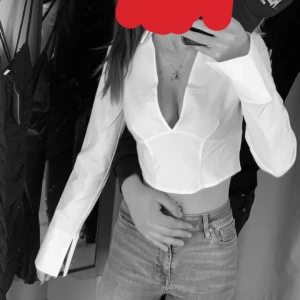 Topp  - En vit topp som endast är testad! Lite lätt utsvängda armar med en slits i slutet, pris ej bestämt. Kom med bud