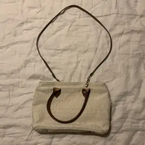 Säljer min beigea handväska/crossbodybag! Den är gjord på manchester-liknande material och den har små piggar på botten! Köpt secondhand, skriv gärna frågor❤️