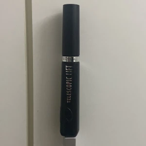 Loreal telescopic lift maskara - Hej! Säljer denna maskara som finns överallt på tiktok! Den är HELT ny och oöppnad. Kontakta mig vid intresse eller köp. ❤️